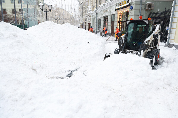 Уборка снега на&nbsp;Никольской улице в&nbsp;Москве, 18&nbsp;декабря 2022&nbsp;года