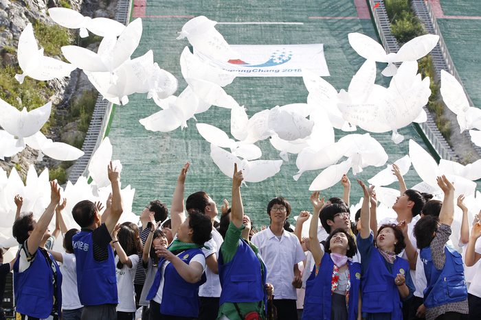Корейские болельщики запускают бумажных голубей в&nbsp;поддержку Пхенчхана