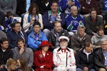 Колоритные зрители на матче между «Ванкувером» и «Колорадо»