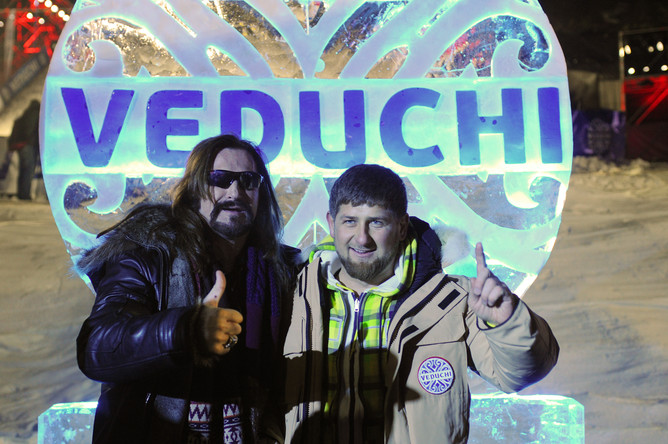 Актер Никита Джигурда и глава Чечни Рамзан Кадыров во время презентации проекта курорта «Ведучи»