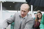 Владимир Путин во время посещения комплекса «Белгородские молочные фермы» в селе Зоринские Дворы. 2007 год