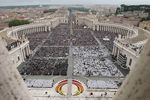 Общий вид на площадь Святого Петра во время церемонии канонизации пап Иоанна XXIII и Иоанна Павла II в Ватикане
