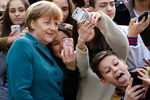 Ученики средней школы с немецким канцлером Ангелой Меркель в Берлине, март 2014 года