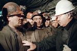 Президент Российской Федерации Борис Ельцин разговаривает с шахтерами в Воркуте, 1996 год