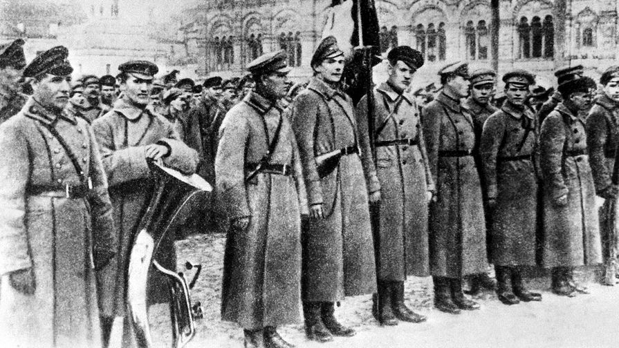 38-й Рогожско-Симоновский полк на Красной площади в Москве перед отправкой на Южный фронт. 1918 год