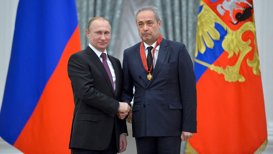 Президент России Владимир Путин (слева) и художественный руководитель Александринского театра Валерий Фокин 