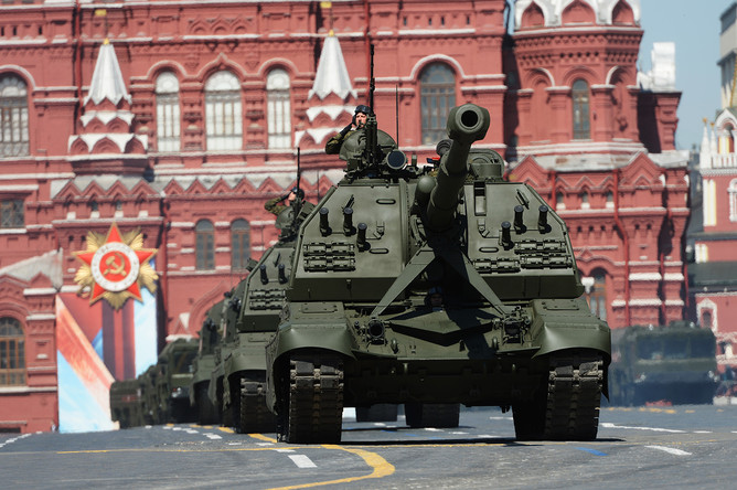 Самоходные артиллерийские установки (САУ) «Мста-С» во время военного парада на Красной площади в честь 71-й годовщины Победы в Великой Отечественной войне 1941-1945 годов