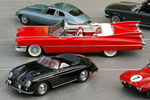 Кабриолет Cadillac Series 62 1959 года рядом со спорткарами Porsche и Jaguar и пони-каром Ford Mustang