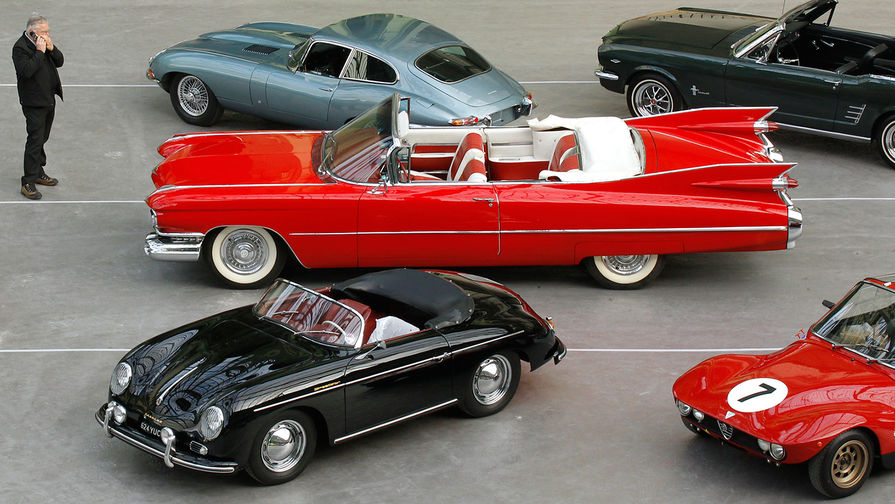 Кабриолет Cadillac Series 62 1959&nbsp;года рядом со спорткарами Porsche и Jaguar и пони-каром Ford Mustang