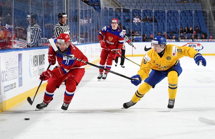 Виталий Абрамов и Маркус Давидссон в матче Россия — Швеция на МЧМ по хоккею