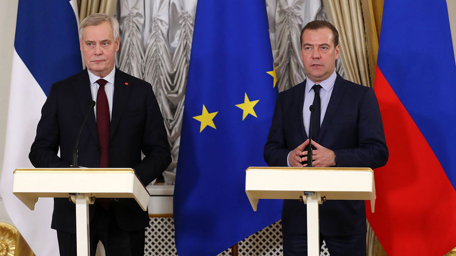 Председатель правительства РФ Дмитрий Медведев и премьер-министр Финляндии Антти Ринне (слева) 