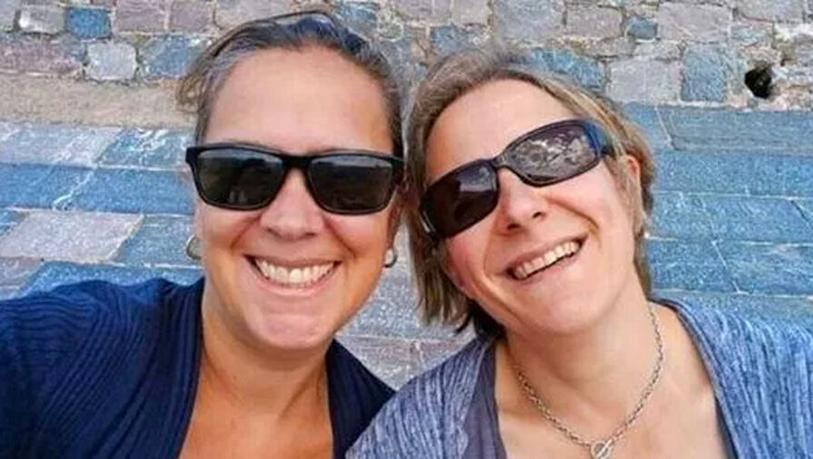 В Британии женщина из однополой пары добилась права значиться второй мамой ребенка
