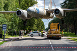 Демонтаж памятника летчикам 1-го Гвардейского авиационного полка ВВС Балтийского флота - реактивного бомбардировщика Ил-28 в поселке Скулте, Латвия, 27 июля 2022 года