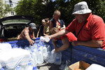 Местные жители получают гуманитарную помощь в городе Голая Пристань Херсонской области, 17 июня 2023 года