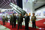 Глава Минобороны России Сергей Шойгу и лидер КНДР Ким Чен Ын на «Выставке вооружений — 2023» в Пхеньяне, 27 июля 2023 года
