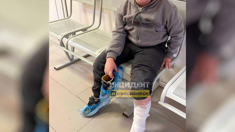 В Новосибирске ребенок сломал ногу, упав в колею на детской площадке