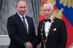 Президент России Владимир Путин и балетмейстер, народный артист СССР Юрий Григорович на церемонии вручения государственных наград, 24 мая 2017 года 