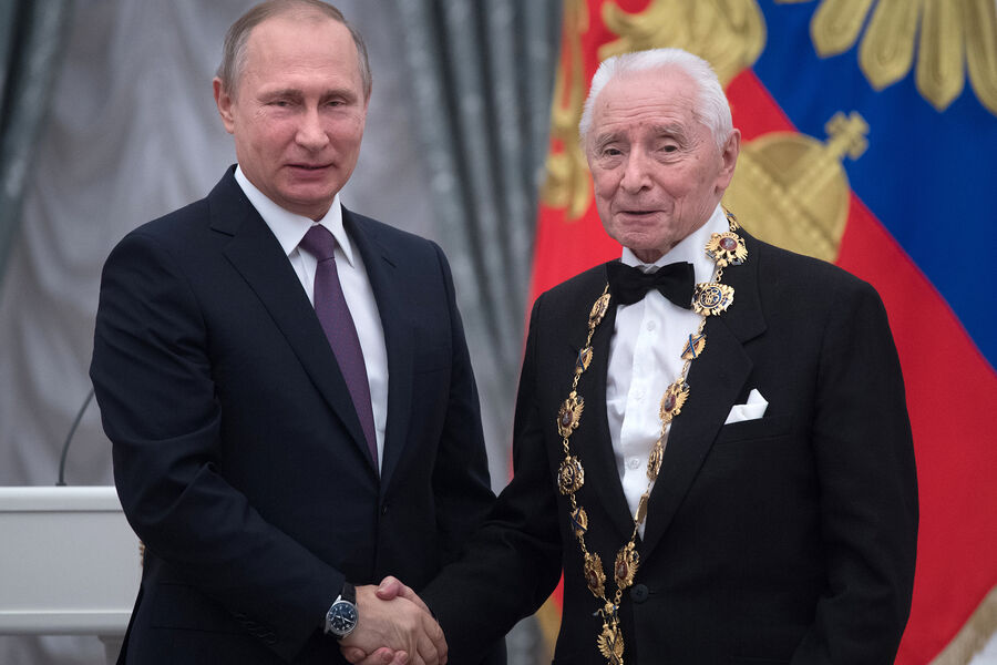 Президент России Владимир Путин и балетмейстер, народный артист СССР Юрий Григорович на&nbsp;церемонии вручения государственных наград, 24&nbsp;мая 2017&nbsp;года 