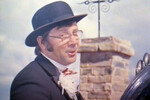 <b>«Автомобиль, скрипка и собака Клякса» (1974)</b>
<br><br>
Герои музыкальной комедии Ролана Быкова — школьники, их друзья и родственники, а также черная собака по кличке Клякса, из которой один мечтательный мальчик по имени Кузя пытается сделать зебру с помощью зубной пасты. Переживания и фантазии детей сопровождает импровизированный ансамбль, музыкантов которого в фильме сыграли Олег Анофриев, Ролан Быков, Георгий Вицин, Зиновий Гердт, Михаил Козаков, Спартак Мишулин и другие звезды советского кинематографа. 