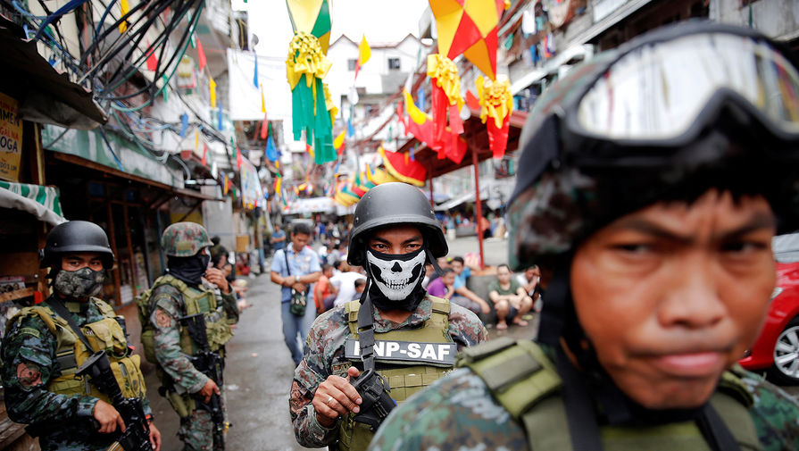 Вооруженные силы безопасности принимают участие в&nbsp;рейде по&nbsp;борьбе с&nbsp;наркотиками в&nbsp;Маниле, 7 октября 2016 г.