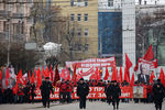 Участники шествия КПРФ по Первомайскому проспекту в Рязани накануне 99-й годовщины Октябрьской социалистической революции