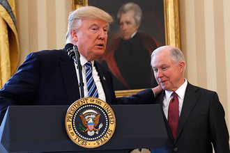 Президент США Дональд Трамп и генпрокурор Джефф Сешнс в Овальном кабинете Белого дома в Вашингтоне, 9 февраля 2017 года