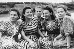 Валентина Терешкова (в центре) с подругами, 1956 год