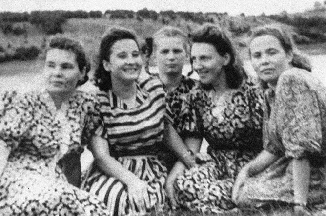 Валентина Терешкова (в центре) с подругами, 1956 год