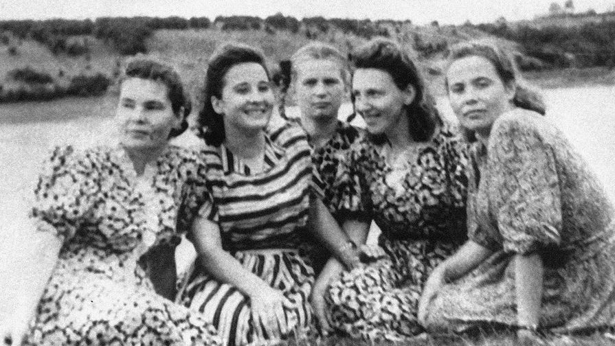 Валентина Терешкова (в центре) с&nbsp;подругами, 1956 год