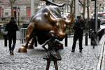 «Бесстрашная девочка» и «Атакующий бык» в Финансовом квартале Нью-Йорка, 7 марта 2017 года 