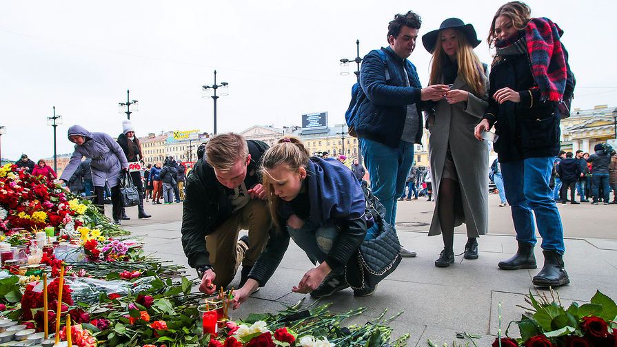 Жители Санкт-Петербурга возлагают цветы к станции метро «Сенная площадь»