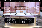 Студия около Парижа перед теледебатами кандидатов в президенты Франции Эммануэля Макрона и Марин Ле Пен, 2 мая 2017 года