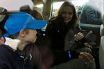 Анджелина Джоли в машине со своими дочерьми после встречи с беженцами из Сирии в Иордании, 28 января 2018 года