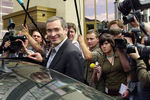 Глава нефтяной компании «ЮКОС» Михаил Ходорковский (на снимке в центре) у здания Генпрокуратуры, 2003 год