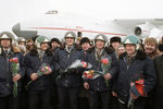 Авиаторы принимают поздравления и цветы после успешного завершения первого испытательного полета транспортного самолета АН-225 «Мрия», 21 декабря 1988 года