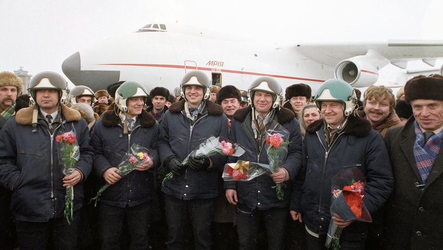 Авиаторы принимают поздравления и цветы после успешного завершения первого испытательного полета транспортного самолета АН-225 «Мрия», 21 декабря 1988 года