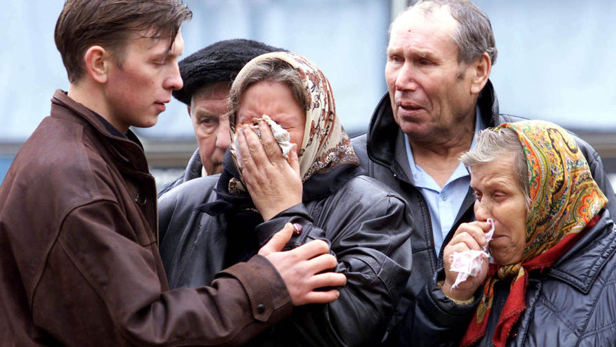 Родственники жертв теракта в&nbsp;жилом доме на&nbsp;Каширском шоссе в&nbsp;Москве во время похорон на&nbsp;Хованском кладбище, 16 сентября 1999 года