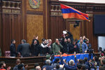Протестующие в здании парламента Армении после подписания соглашения по Нагорному Карабаху, 10 ноября 2020 года