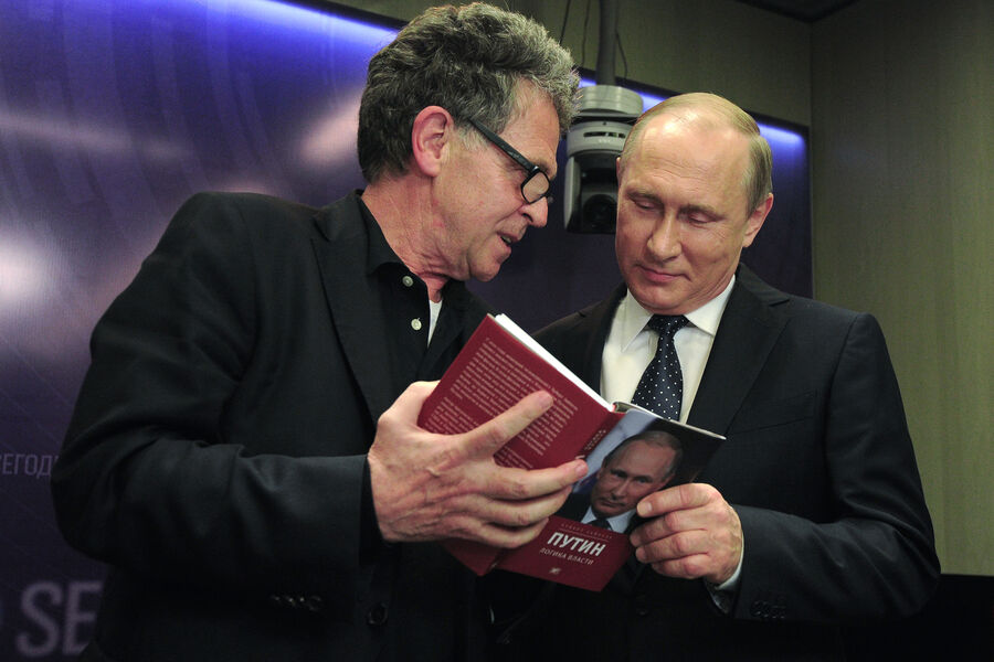 Владимир Путин и Хуберт Зайпель на презентации книги немецкого журналиста «Путин: логика власти», 2016 год