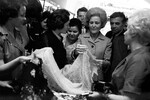 Супруга Президента США Патриция Никсон во время посещения Государственного универсального магазина, 1972 год