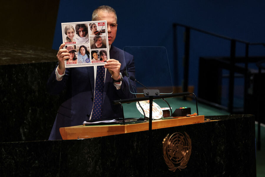 Посол Израиля в ООН Гилад Эрдан держит фотографию людей, которые, по его словам, были похищены во время нападения ХАМАСа 7 октября, в штаб-квартире ООН в Нью-Йорке, США, 9 января 2024 года
