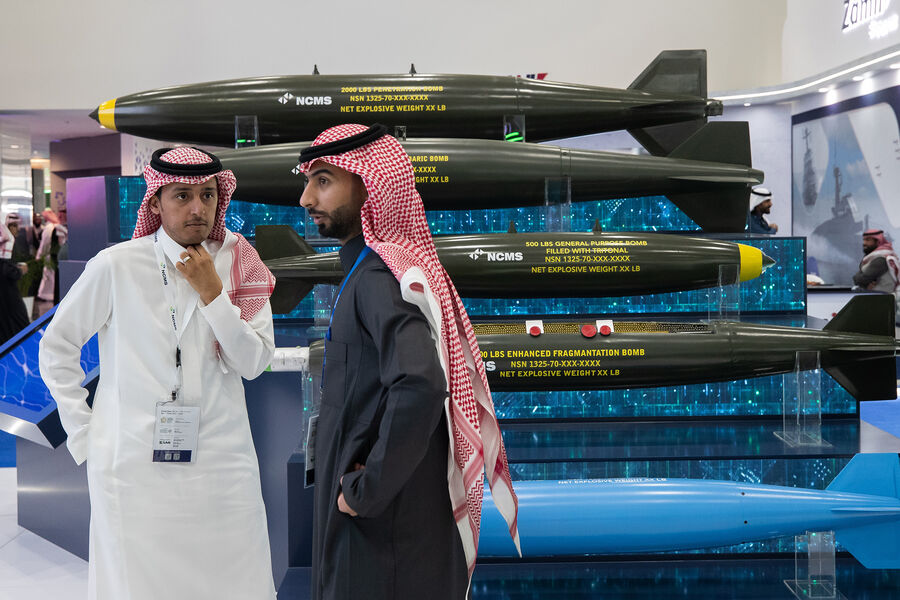 Посетители на&nbsp;фоне авиационных бомб на&nbsp;2-й Всемирной оборонной выставке World Defense Show в&nbsp;Эр-Рияде