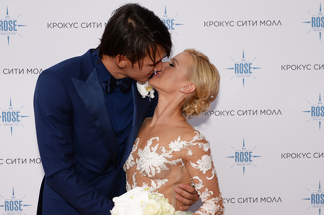 Двукратные олимпийские чемпионы в фигурном катании Максим Траньков и Татьяна Волосожар перед торжественной частью церемонии бракосочетания у ресторана Rose Bar Crocus City в Москве.