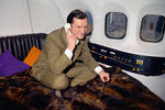 Хью Хефнер на борту личного самолета, 1970 год