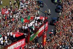 Автобус с футболистами сборной Португалии проезжает около площади Помбала в Лиссабоне