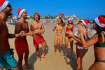Туристы танцуют на пляже Бонди в Сиднее