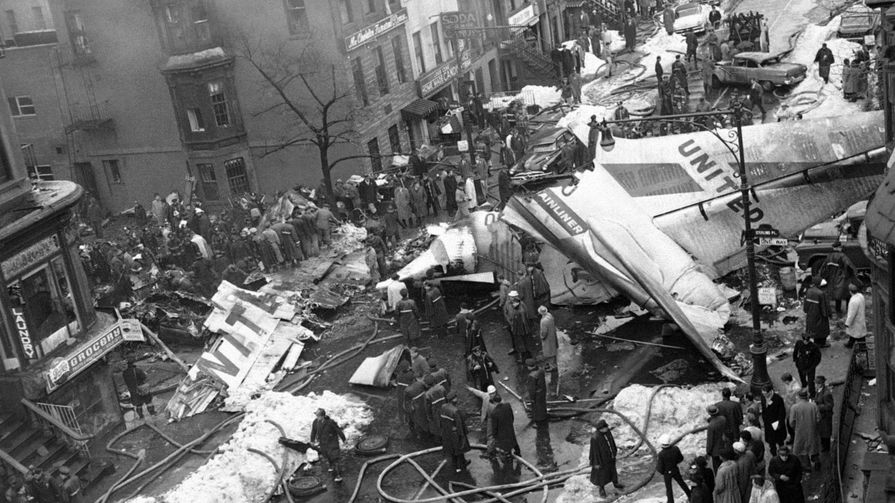 Обломки авиалайнера United Airlines на&nbsp;улицах Бруклина в&nbsp;Нью-Йорке, 16 декабря 1960 года