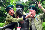 Ветераны-пограничники во время празднования Дня пограничных войск в Парке Горького в Москве, 28 мая 2021 года