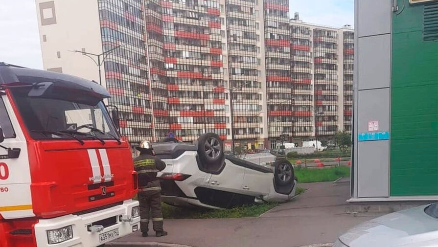 Под Петербургом женщина на Toyota врезалась в дом и перевернулась в процессе парковки