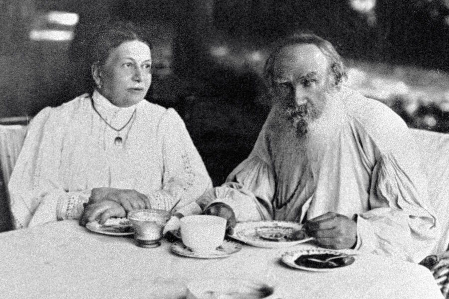 Лев Толстой и его супруга Софья Андреевна пьют чай дома в Ясной Поляне, 1908 год